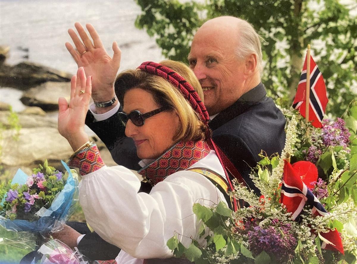 Dronning Sonja og Kong Harald vinker til folket på Valdres folkemuseum - Klikk for stort bilde