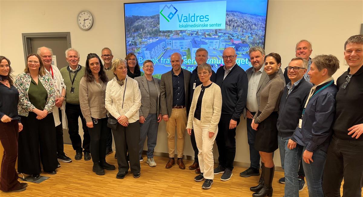 Gruppebilde av Helsereformutvalget samt ansatte i Nord-Aurdal kommune da de besøkte VLMS - Klikk for stort bilde